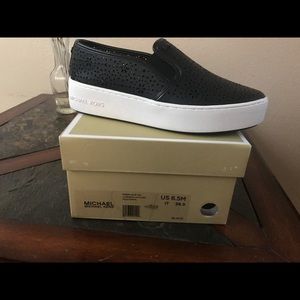 New!!! Michael Kors Slide shoes🖤⚠️